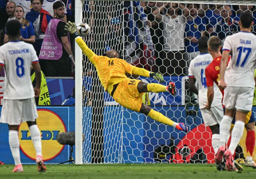 L'Espagne le méritait.
Ils jouent avec un talent offensif, qui a fait défaut lors de ces Euros.
Et ce jeune de 16 ans est la nouvelle superstar du football.
Saluez-vous, Lamine Yamal.