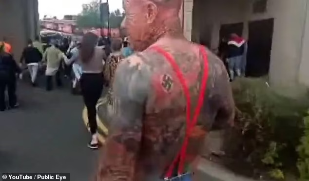 Un homme avec un tatouage Swastika est vu assister à une manifestation d'exception droite à Sunderland cette semaine

