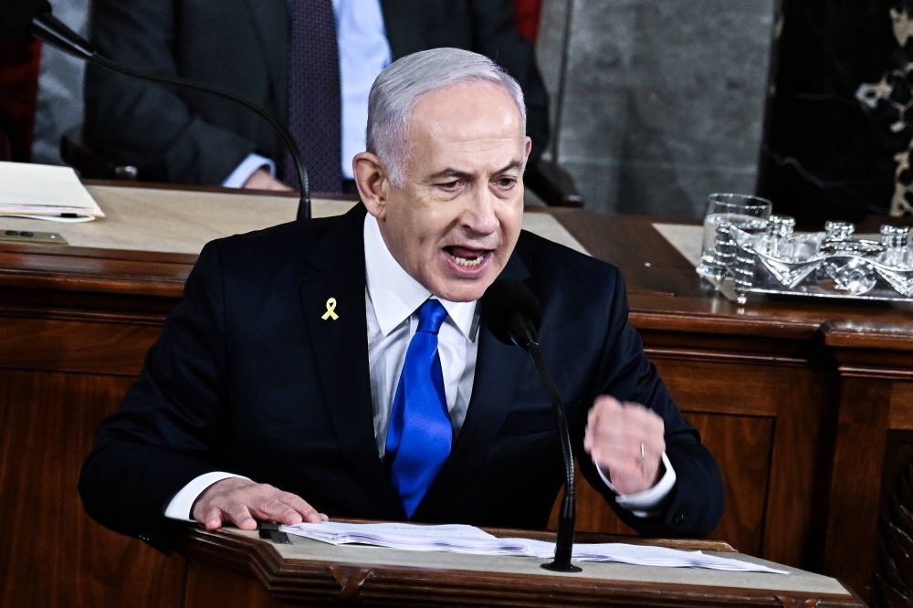 L'Azerbaïdjan est le plus grand fournisseur de pétrole d'Israël, représentant au moins 40 % des importations pétrolières d'Israël. Ce pétrole transite par un oléoduc qui traverse directement la Turquie, comme vous pouvez le voir sur l’image ci-dessous. Israël A évidemment BESOIN de ce pétrole pour poursuivre sa guerre, sans quoi il serait obligé d’arrêter. La Turquie, évidemment, est capable d’empêcher ce pétrole d’arriver en Israël – mais elle refuse de le faire et l’autorise à entrer en Israël. Et en même temps, ils imposent des sanctions à Israël et disent qu’ils veulent qu’Israël arrête. C’est une hypocrisie évidente.