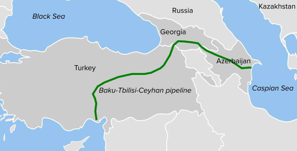 L'Azerbaïdjan est le plus grand fournisseur de pétrole d'Israël, représentant au moins 40 % des importations pétrolières d'Israël.
Ce pétrole transite par un oléoduc qui traverse directement la Turquie, comme vous pouvez le voir sur l’image ci-dessous.
Israël A évidemment BESOIN de ce pétrole pour poursuivre sa guerre, sans quoi il serait obligé d’arrêter.
La Turquie, évidemment, est capable d’empêcher ce pétrole d’arriver en Israël – mais elle refuse de le faire et l’autorise à entrer en Israël.
Et en même temps, ils imposent des sanctions à Israël et disent qu’ils veulent qu’Israël arrête.
C’est une hypocrisie évidente.