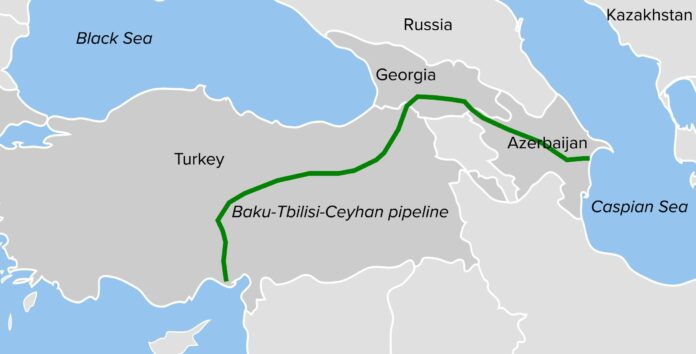 L'Azerbaïdjan est le plus grand fournisseur de pétrole d'Israël, représentant au moins 40 % des importations pétrolières d'Israël. Ce pétrole transite par un oléoduc qui traverse directement la Turquie, comme vous pouvez le voir sur l’image ci-dessous. Israël A évidemment BESOIN de ce pétrole pour poursuivre sa guerre, sans quoi il serait obligé d’arrêter. La Turquie, évidemment, est capable d’empêcher ce pétrole d’arriver en Israël – mais elle refuse de le faire et l’autorise à entrer en Israël. Et en même temps, ils imposent des sanctions à Israël et disent qu’ils veulent qu’Israël arrête. C’est une hypocrisie évidente.