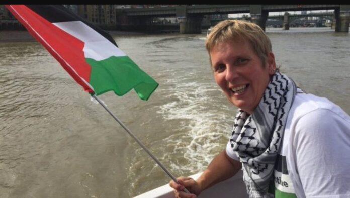 Militant britannique des droits humains et influenceur des médias sociaux @swilkinsonbc a été arrêtée par la police britannique le 29 août, apparemment en raison du « contenu qu'elle a publié en ligne ». « La police est arrivée chez elle juste avant 7h30. [Douze] d'entre eux au total, certains en civil de la police antiterroriste. Ils ont déclaré qu'elle était en état d'arrestation pour 'contenu qu'elle avait publié en ligne'. Sa maison est perquisitionnée et ils ont saisi tous ses appareils électroniques', a déclaré Jack Wilkinson, cité par le compte de réseau social Suppressed News.