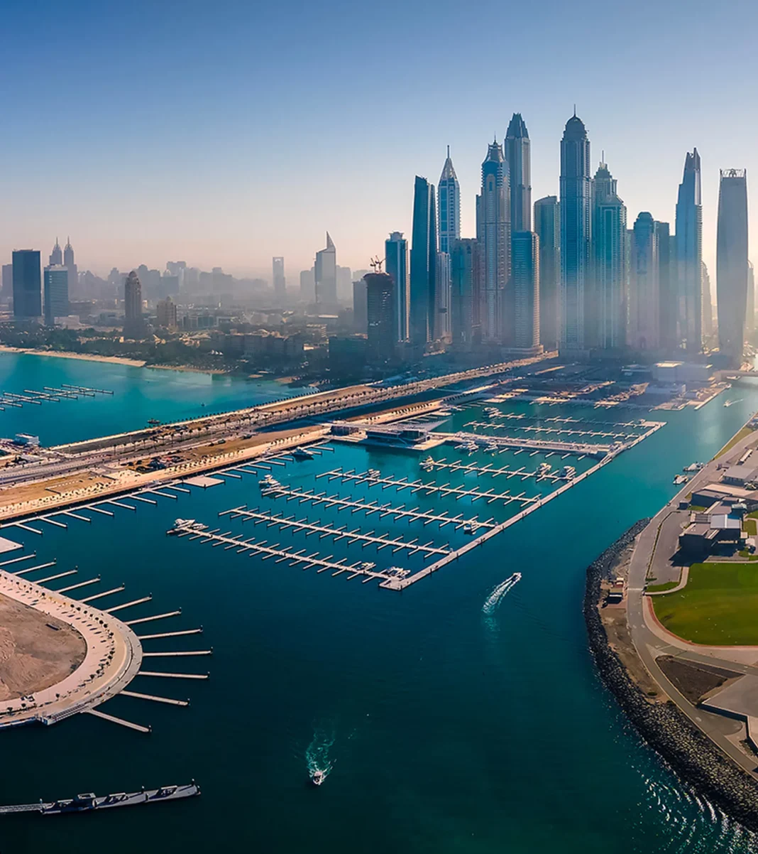 Alors qu’il y a 40 ans, Abu Dhabi était un petit village de pêcheurs, elle est aujourd'hui une métropole moderne et un peu clinquante, même si elle n’est pas aussi bling-bling que Dubaï. La ville s’étend sur toute la presqu’île et même au-delà. Lors de votre visite, ne manquez pas le Louvre Abu-Dhabi, inauguré en 2017 ! Le palais Al-Hosn est l’un des seuls monuments d’Abu Dhabi a avoir été construit avant le XXe siècle. Ce vieux fort aux murs peints à la chaux fut érigé par le premier souverain de la dynastie des Al-Nahyan. Le contraste avec la skyline et la ville moderne est surprenant. Enfin, ne manquez pas la visite de la Fondation Culturelle située juste à côté.