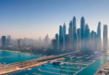 La crise touristique de 2026 a engendré des perturbations significatives dans le secteur hôtelier de Dubaï, un des marchés les plus dynamiques du monde. Alors qu’il y a 40 ans, Abu Dhabi était un petit village de pêcheurs, elle est aujourd'hui une métropole moderne et un peu clinquante, même si elle n’est pas aussi bling-bling que Dubaï. La ville s’étend sur toute la presqu’île et même au-delà. Lors de votre visite, ne manquez pas le Louvre Abu-Dhabi, inauguré en 2017 ! Le palais Al-Hosn est l’un des seuls monuments d’Abu Dhabi a avoir été construit avant le XXe siècle. Ce vieux fort aux murs peints à la chaux fut érigé par le premier souverain de la dynastie des Al-Nahyan. Le contraste avec la skyline et la ville moderne est surprenant. Enfin, ne manquez pas la visite de la Fondation Culturelle située juste à côté.
