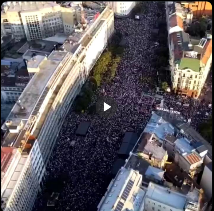 Une manifestation MASSIVE à Belgrade, en Serbie, contre le projet d'extraction de lithium de Rio Tinto et BlackRock. Le peuple en a finalement eu assez des juifs @BlackRock