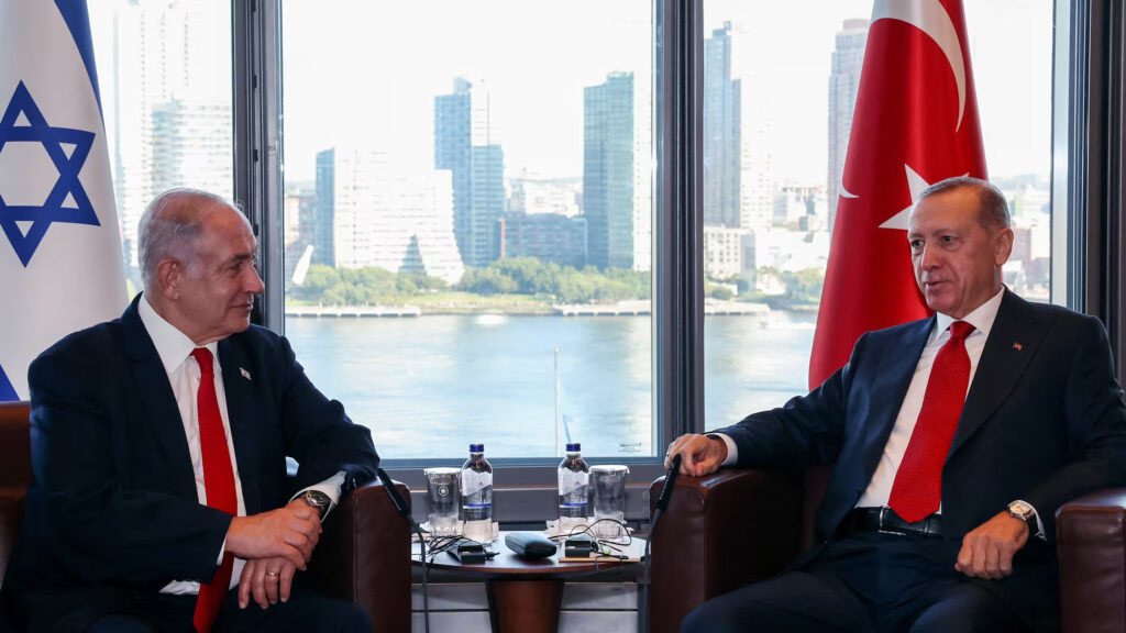 Depuis le début de l’intervention militaire israélienne dans la bande de Gaza, le président turc, Recep Tayyip Erdogan,
Depuis le début de l’intervention militaire israélienne dans la bande de Gaza, a revêtu son uniforme favori, celui du champion de la cause palestinienne et de la rue arabe. Après avoir retenu ses coups dans les tout premiers jours qui ont suivi l’attaque perpétrée par le Hamas le 7 octobre, appelant à la fin des « actions agressives », il n’a eu de cesse de condamner, dans les semaines suivantes, les « attaques barbares » de l’Etat hébreu, qualifiant Benyamin Nétanyahou de « boucher de Gaza » ou encore de « génocidaire ». Soutien historique du Hamas, dont il est proche et qu’il considère comme une « organisation de libération », l’homme fort d’Ankara a pleinement choisi son camp, galvanisant sa base islamo-nationaliste tout en tentant de conforter une majorité de l’opinion publique très sensible à la question palestinienne.