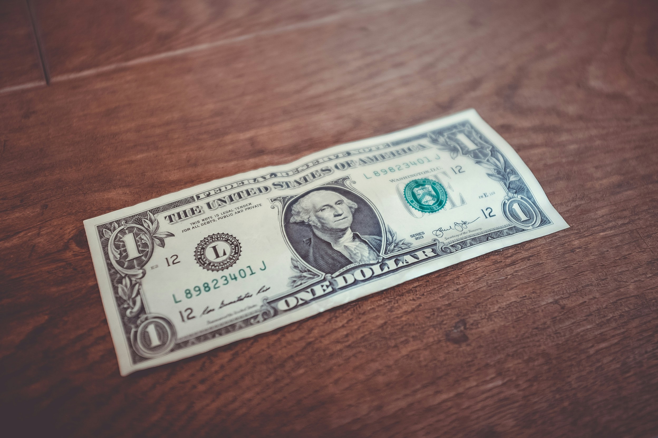 Dans quelle mesure cette guerre peut-elle conduire à changer la position des États-Unis et “Israël” dans l’ordre international ? 1 US dollar banknote close-up photography