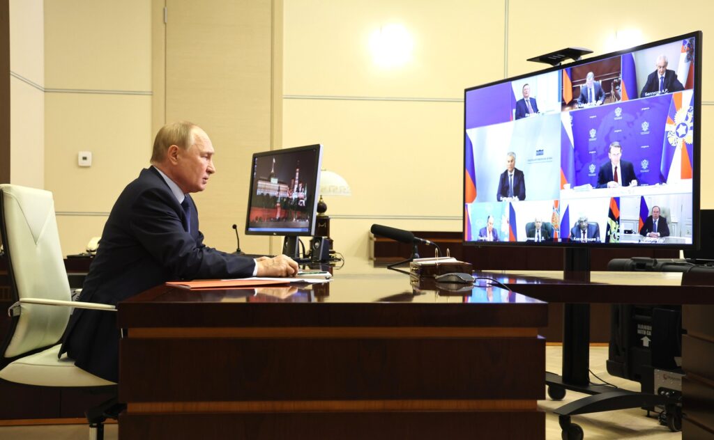 Réunion avec les membres permanents du Conseil de sécurité
Vladimir Poutine a tenu une réunion opérationnelle avec les membres permanents du Conseil de sécurité par vidéoconférence.