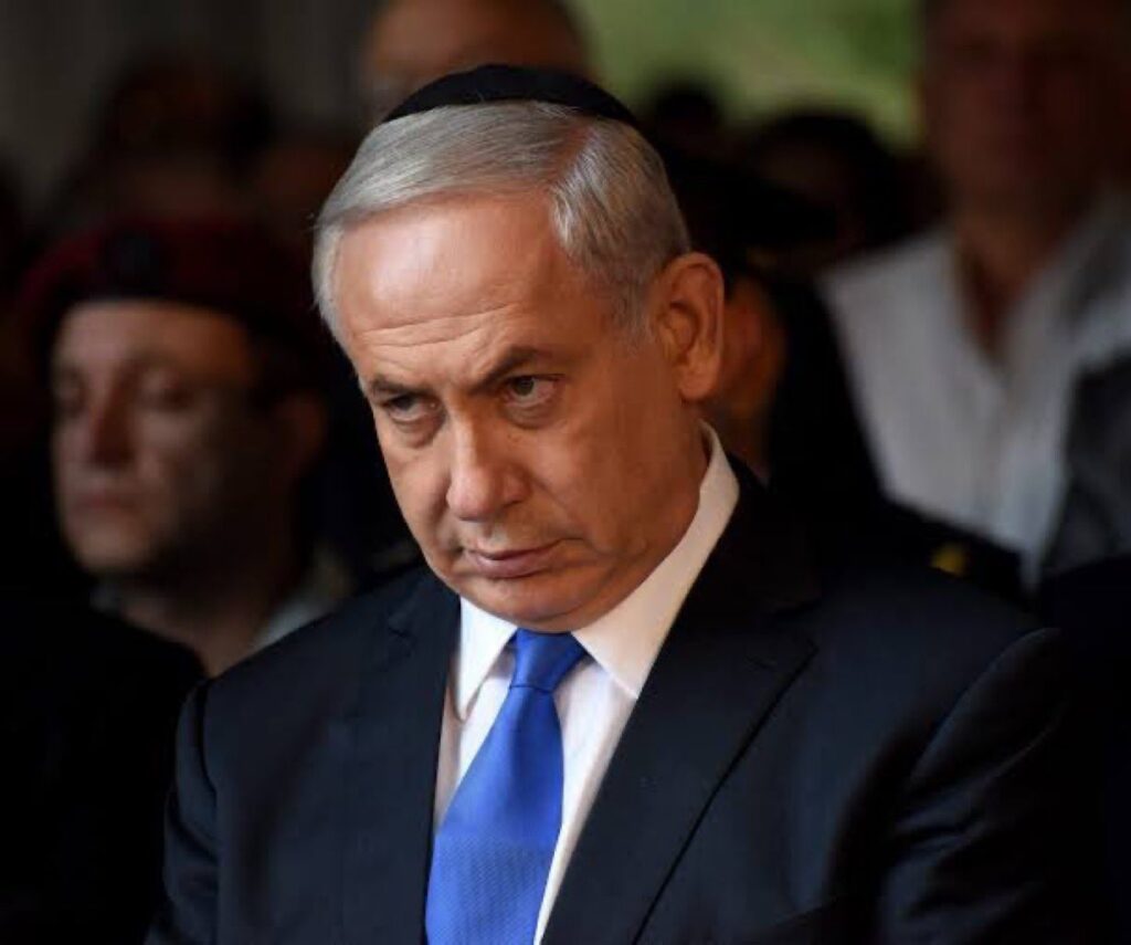 Son vrai nom est Benjamin Mileikowsky, il vient de Pologne… il a changé de nom pour que vous ne réalisiez pas qu’il est un colon Deux possibilités peuvent résumer l’attaque des kibboutz : soit Netanyahou a décidé de sacrifier 1000 juifs pour ensuite pouvoir massacrer les Arabes et éviter la prison ; soit il a préféré organiser un simulacre de massacre, pour manipuler les opinions internationale et locale, sans pour autant sacrifier de vies juives. Dans ce cas, l’ensemble de l’opération aurait consisté à utiliser des groupes amis pour jouer la comédie et organiser de faux enlèvements, les attaques de kibboutz n’étant que la répétition d’exercices militaires régulièrement effectués par leurs habitants.