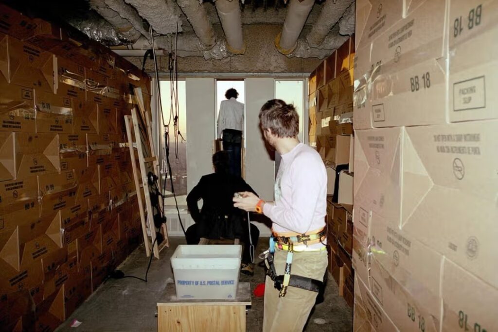 Ces détenteurs de fusibles BB 18 sont fournis par la Linel Fuse Company à Chicago, une filiale de Tracor Company, un entrepreneur gouvernemental basé à Austin Texas. Tracor possédait également une entreprise appelée Vitro, anciennement connue sous le nom de Kellx Corporation et maintenant connue sous le nom de Halliburton.
La compagnie de l'ancien vice-président des États-Unis, Dick Cheney, et la société qui a réalisé et 40 milliards de dollars bénéficient de la seule guerre en Irak.