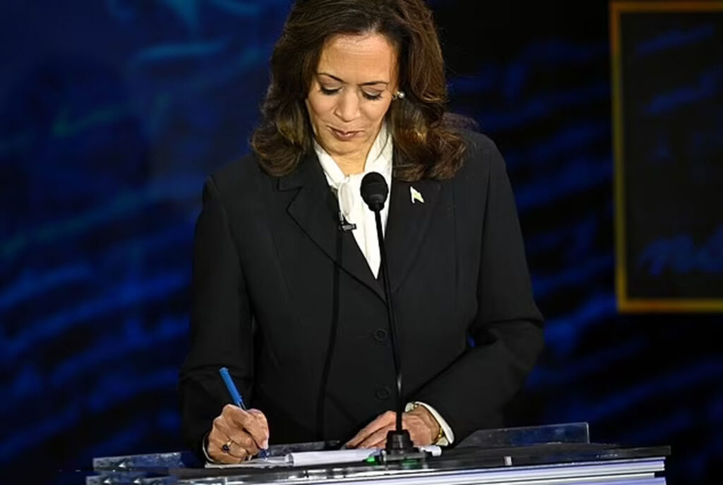 La Vice-présidente des États-Unis et candidate démocrate à la présidence, Kamala Harris, prend des notes alors que l'ancien président des États-Unis et candidat républicain à la présidence, Donald Trump, prend la parole lors d'un débat présidentiel