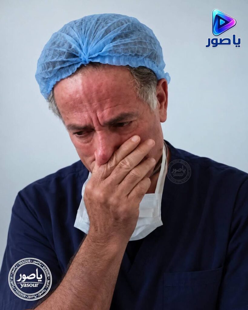🇱🇧 — À l’occasion de l’anniversaire de l’opération des « bipeurs », les utilisateurs des réseaux sociaux se remémorent l’humanité du Dr Elias Jradeh dans l’un des moments les plus difficiles.Durant les heures éprouvantes qui ont suivi l’opération, Jradeh s’est retrouvé, aux côtés de ses collègues médecins, face à une vague sans précédent de blessures aux yeux. Il a retiré sa tenue officielle et est redevenu médecin au cœur du bloc opératoire, courant contre la montre pour sauver les yeux des blessés, les larmes aux joues devant l’ampleur de la scène.Jradeh a décrit ce à quoi les médecins avaient été confrontés ce jour-là comme une situation « sans précédent au niveau mondial et historique dans le domaine de la chirurgie oculaire », à laquelle ni les médecins ni les hôpitaux n’étaient préparés.Deux ans plus tard, ces scènes reviennent à la mémoire, rappelant les médecins qui se sont tenus en première ligne et ont transformé leur spécialité en mission humanitaire au milieu de l’un des moments les plus éprouvants.