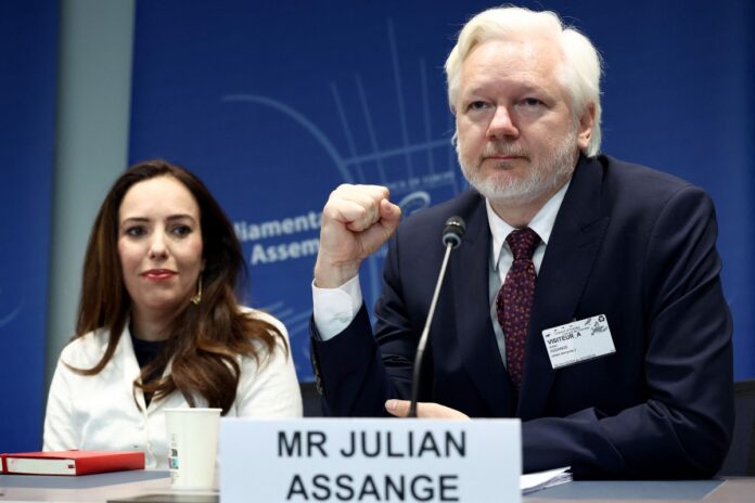 Cette semaine, nous avons vu l’Assemblée parlementaire du Conseil de l’Europe dans son pire et dans son meilleur. Son pire moment a été le refus persistant de prendre position contre le génocide perpétré contre le peuple palestinien. Son meilleur moment a été le puissant témoignage de Julian Assange devant la commission des affaires juridiques hier. Je salue Julian pour son courage et son courage incroyables. Je soutiens tous ceux, tant au sein qu'à l'extérieur de cette assemblée, qui ont travaillé pour la liberté de Julian' - M. Paul Gavan, Irlande