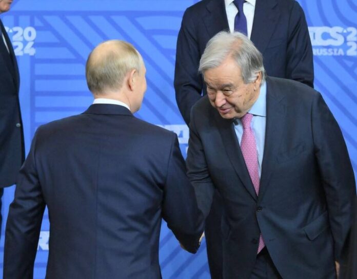 Le secrétaire général de l'ONU, Guterres, s'incline respectueusement et serre la main de Poutine à Kazan, en Russie, lors du sommet des BRICS.