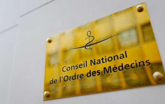 Pour la dissolution du Conseil National de l’Ordre des médecins ! Le Conseil National de l’Ordre des médecins vient à nouveau de se faire – défavorablement- remarquer en condamnant en appel le Pr Raoult à 2 ans d’interdiction d’exercer la médecine ! Le motif : avoir soigné les malades. Avoir « douté » de la vaccination covid généralisée et du confinement. Avoir trop usé de sa liberté d’expression. Cette sanction indigne s’ajoute à de nombreuses autres, qui ont frappé des médecins plus ou moins connus ces dernières années. Alors qu’au même moment, des médecins covidistes de plateaux TV ayant passé leur temps à désinformer et à insulter leurs collègues, ou tous ceux qui ne pensaient pas comme eux, sont laissés tranquilles… On ne peut plus tolérer ça, une injustice pareille ! Si le Conseil de l’Ordre n’est plus qu’une courroie de transmission du gouvernement et de Big Pharma, alors il doit disparaître. Nous demandons par cette pétition nationale que les parlementaires se saisissent au plus vite de sa nécessaire dissolution ! Les champs marqués d’un * sont obligatoires