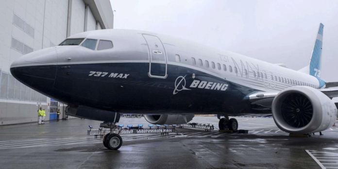 Après deux crashs à moins de cinq mois d'intervalle, qui ont fait respectivement 189 et 157 morts fin 2018 et début 2019, les conclusions du Congrès américain sur le Boeing 737 MAX sont sans appel.Le 737 MAX de Boeing, cloué au sol depuis près d'un an, est un avion "fondamentalement défectueux et dangereux" qui démontre la nécessité de réformer les réglementations relatives à la certification des avions de ligne, a estimé vendredi la commission des Transports du Congrès américain. À quelques jours de la commémoration de la tragédie d'Ethiopian Airlines, le 10 mars , qui a fait 157 morts en 2019, les élus de la Chambre des représentants ont dévoilé des conclusions sans appel. Myriade de dysfonctionnements Cet accident est survenu moins de cinq mois après celui de Lion Air qui a fait 189 morts dans des conditions similaires. C'est principalement le dysfonctionnement du système anti-décrochage MCAS qui a été mis en cause. Une myriade de dysfonctionnements techniques ont également été mis au jour, tels que le manque de redondance de certains systèmes, normalement présents en plusieurs exemplaires par mesure de sécurité en cas de défaillance de l'un d'entre eux. "Le fait que plusieurs erreurs de conception technique ou erreurs de certification aient été jugées conformes par la FAA (régulateur aérien) illustre un besoin crucial de réformes législatives et réglementaires", ajoute la commission. "Développer un avion commercial conforme aux règlements de la FAA mais fondamentalement défectueux et dangereux met en évidence un système de surveillance de l'aviation qui a désespérément besoin de changements" Le 737 MAX est cloué au sol depuis le 13 mars 2019. Les autorités du monde entier avaient pris cette décision rarissime en raison des similitudes entre les catastrophes . La FAA avait été la dernière à prendre cette décision. Cette crise est la plus grave en 104 ans d'histoire du célèbre avionneur. Boeing travaille actuellement à un correctif du système MCAS pour obtenir la levée de l'interdiction de vol. Mais depuis, d'autres problèmes ont été détectés, notamment le dysfonctionnement d'un logiciel censé s'assurer du bon fonctionnement du MCAS au démarrage de l'avion. Des incertitudes entourent par conséquent la date de remise en service de l'appareil. Pressions, dissimulations, erreurs... En attendant, les enquêteurs de la commission formulent cinq critiques principales qui avaient déjà été mises en exergue par d'autres enquêtes : - Les pressions sur les employés de Boeing pour augmenter la cadence de production du MAX au détriment de la sécurité. - Des présupposés erronés sur des technologies critiques dont le MCAS. - La dissimulation d'informations cruciales auprès de la FAA, les compagnies clientes et les pilotes. - Des conflits d'intérêts. - L'influence de Boeing sur la FAA. David Calhoun, le nouveau patron de Boeing, a pris les rênes du groupe le 13 janvier en remplacement de Dennis Muilenburg. Il a promis un changement de culture interne pour restaurer la réputation de l'entreprise ternie par cette crise, ainsi que les liens de confiance avec les autorités et les compagnies clientes. "Nous avons largement collaboré à l'enquête de la Commission au cours de l'an passé. Nous allons passer en revue le rapport préliminaire". De son côté, le régulateur aérien a souligné que ses procédures de certification avaient conduit à une sécurité aérienne sans précédent aux États-Unis. Mais la FAA a également fait amende honorable, oulignant être une institution "qui apprend (de ses erreurs) et qui est ouverte à un examen approfondi".