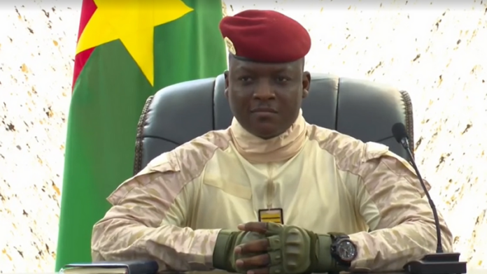 l'acquisition de la mine d'or au Burkina Faso dans cette révélation révolutionnaire ! Le gouvernement a hardiment nationalisé deux mines d'or clés, Banggu et Wakhan, qui appartenaient auparavant à la société britannique Endeavour Mining. Cette analyse approfondie se penche sur les négociations complexes qui ont mené à l'acquisition de 80 000 000 $ par le gouvernement, contrecarrant un accord de 300 000 000 $ avec Lilium Mining basé aux États-Unis. Dévoilement de la vérité, nous explorons les implications géopolitiques et économiques de cette prise de pouvoir, alors que le Burkina Faso affirme le contrôle de ses ressources naturelles dans un contexte turbulent de la politique africaine et de l'histoire coloniale. Rejoignez-nous alors que nous explorons ce changement spectaculaire, reflétant les tendances plus larges à travers l'Afrique, où les nations visent à retenir la richesse des minéraux de valeur. Préparez-vous à être choqués par les relations internationales et les découvertes géologiques qui façonnent l'avenir du continent.