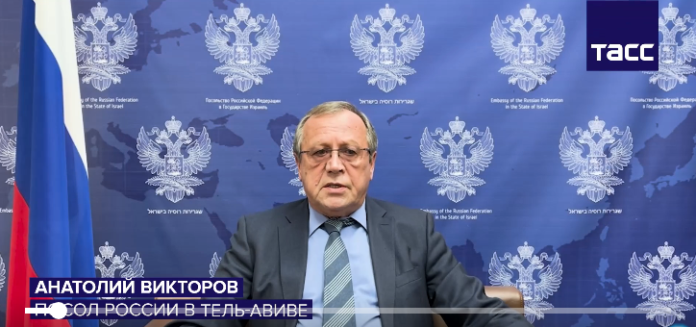 La Russie vient d'ordonner à ses citoyens de quitter immédiatement Israël après que des frappes aériennes israéliennes ont touché les environs de la base russe de Khmeimim en Syrie. Au vu de la situation extrêmement tendue dans la région, l'ambassadeur russe à Tel-Aviv a recommandé aux citoyens d'Israël d'envisager de quitter le pays « tant que de telles opportunités existent ». Il a déclaré cela dans une interview à TASS. 1,5 million de Russes vivent en Israël. La Russie avertit ses citoyens de partir avant qu'il ne soit trop tard. Quelque chose de grave se prépare. La Russie commence également à évacuer ses citoyens du Liban.