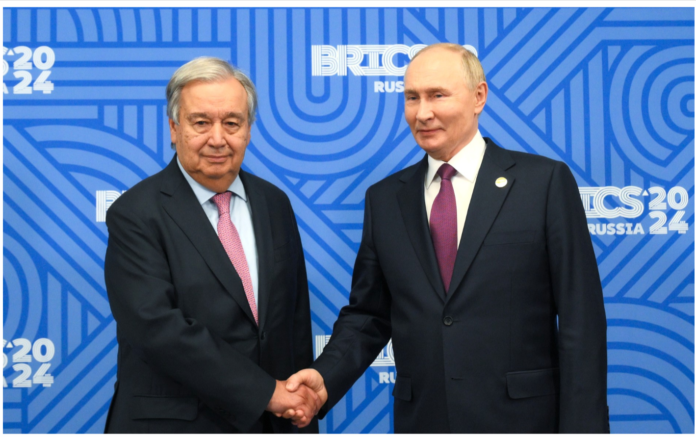Avec le secrétaire général de l'ONU, Antonio Guterres. Photo : Ekaterina Chesnokova, agence photohost brics-russia2024.ru