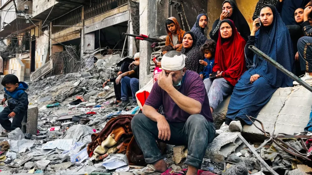 Une famille déplacée sur les décombres d'un bâtiment frappé par une frappe israélienne à Beit Lahia, dans le nord de la bande de Gaza, le 29 octobre 2024 (AFP) Une famille déplacée sur les décombres d'un bâtiment frappé par une frappe israélienne à Beit Lahia, dans le nord de la bande de Gaza, le 29 octobre 2024 (AFP)