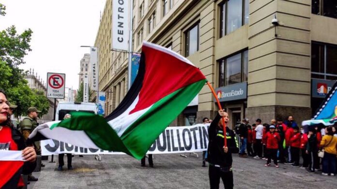 Des centaines de Chiliens, solidaires de la cause palestinienne, se sont réunis le jeudi 21 novembre devant le palais présidentiel pour exprimer leur mécontentement face à la visite du président français, Emmanuel Macron. Ce rassemblement a été organisé par l’association « Coordination Palestine », qui a dénoncé le soutien du président français au régime israélien. Dans un message publié sur le réseau social X, l’organisation a critiqué le soutien de Macron, affirmant qu’un gouvernement qui soutient l’occupation et le génocide en Palestine mérite d’être condamné pour ses mesures pro-israéliennes. Brandissant des drapeaux et des pancartes, les manifestants scandaient des slogans tels que « Non à la mort d’enfants innocents » et « Le sionisme tombera, la Palestine gagnera ». Gaza : la complicité de la France dans le génocide perpétré par Israël Europalestine dénonce la complicité de la France dans le génocide perpétré par Israël. Emmanuel Macron a entamé sa visite officielle au Chili hier mercredi, où il a rencontré le président Gabriel Boric. Lors d’une conférence de presse conjointe avec Boric, le président français Emmanuel Macron a souligné l’engagement de la France envers une paix durable au Moyen-Orient, affirmant que le Chili pouvait compter sur ses efforts dans ce sens. Macron a également évoqué la « profonde connexion » entre la question palestinienne et l’histoire de nombreuses familles chiliennes. Il a appelé à un cessez-le-feu immédiat dans les zones de conflit, notamment à Gaza et au Liban. Pour sa part, Gabriel Boric a exprimé des préoccupations similaires, qualifiant les actions d’Israël à Gaza d’inacceptables et de violation des droits de l’homme. Arrêt des livraisons d'armes à Israël: rétropédalage de l’Elysée après l'ire du boucher Netanyahu Arrêt des livraisons d'armes à Israël: rétropédalage de l’Elysée après l'ire du boucher Netanyahu Le président français appelant à arrêter les livraisons d Le Chili, qui abrite près de 500 000 Palestiniens, est reconnu comme le plus grand refuge de la communauté palestinienne en dehors du monde arabe. Le gouvernement chilien a exprimé à plusieurs reprises son désaccord avec les actions militaires menées par le régime sioniste à Gaza. En 2024, le Chili a décidé de prendre une mesure supplémentaire en s’associant à l’initiative sud-africaine d’engager une procédure devant la Cour internationale de justice, accusant Israël de génocide.