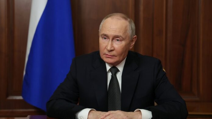 Vladimir Poutine confirme un tir de missile de moyenne portée. Le président russe a affirmé, lors d'une allocution télévisée, jeudi, que la Russie avait frappé l'Ukraine, sur la ville de Dnipro, avec un "missile balistique hypersonique non nucléaire" de moyenne portée. Il s'agit d'un "test de missile Oreshnik", a-t-il ajouté. "Le conflit en Ukraine a désormais pris des caractéristiques mondiales", a ajouté Vadimir Poutine en prévenant que "la Russie réagira[it] de manière résolue à cette escalade" et qu'il n'excluait pas de frapper les pays dont les armes sont utilisées par l'Ukraine en Russie. Kiev accuse Moscou d'avoir utilisé un missile balistique intercontinental. Les forces armées ukrainiennes affirment que la Russie a tiré jeudi un missile balistique intercontinental sur la ville de Dnipro, dans la région de Dnipropetrovsk. Kiev a déclaré qu'il a été tiré depuis la région d'Astrakhan, près de la mer Caspienne, à un millier de kilomètres de la zone touchée. "Toutes ses caractéristiques : vitesse, altitude sont celles d'un missile balistique intercontinental. L'expertise est en cours", a déclaré Volodymyr Zelensky. "Notre voisin fou (...) utilise l'Ukraine comme un terrain d'essai", a-t-il ajouté. Des sanctions contre les banques russes. Le gouvernement américain a annoncé, jeudi 21 novembre, une série de sanctions visant une cinquantaine d'établissements bancaires russes afin de limiter "l'accès au système financier international" et de réduire le financement de l'effort de guerre russe en Ukraine. Ces sanctions, qui visent notamment le bras financier du géant du gaz Gazprom, Gazprombank, concernent également une quarantaine de bureaux d'enregistrements financiers et 15 dirigeants d'établissements financiers russes. La Russie dit avoir intercepté des missiles britanniques. Le ministère de la Défense russe a annoncé avoir abattu "deux missiles de croisière Storm Shadow de fabrication britannique" tirés par l'Ukraine et qui visaient son territoire, sans préciser le lieu ni le moment de cette interception. Des médias britanniques avaient annoncé mercredi que Kiev avait utilisé pour la première fois ces missiles longue portée après avoir obtenu l'autorisation de Londres.