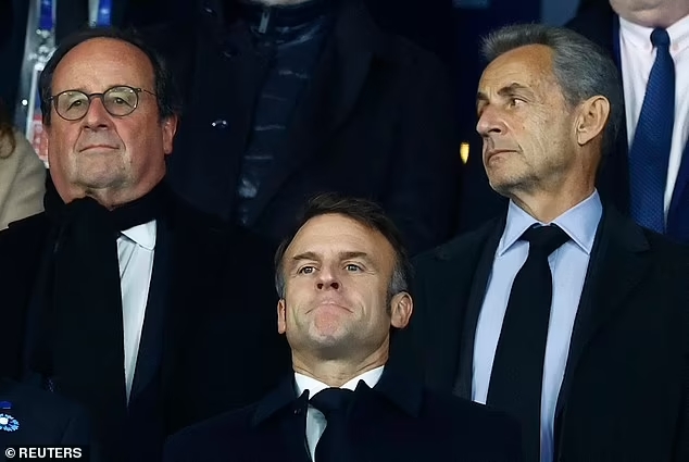 Les présidents au stade et le peuple absent