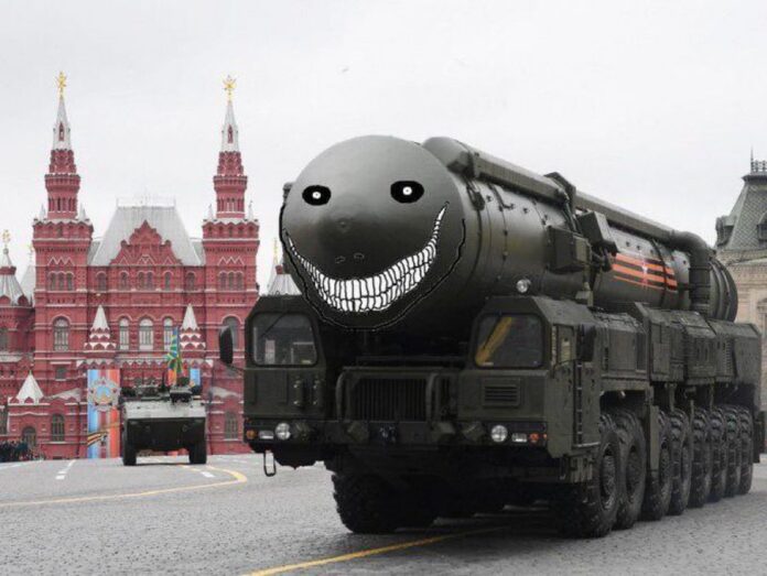 Moscou aurait frappé un complexe industriel de Dnipropetrovsk avec un missile balistique intercontinental Il s'agirait de la première utilisation d'un missile balistique intercontinental (ICBM) en combat. Selon Ukrayinska Pravda, il s'agirait d'un RS-26 «Rubezh». L'armée de l'air ukrainienne, qui a fait état de la frappe, n'a pas confirmé le modèle ni la cible du missile, pas plus que les dégâts causés. Développé à l'origine comme un ICBM léger, le RS-26 est capable de frapper à une distance de plus de 5.500 km. Mais il peut également voler sur de plus courtes distances. Son ogive de près d'une tonne et demie est trois fois plus grosse que celle de l'Iskander. Aucun système de défense aérienne n'est capable de l'intercepter. Le message envoyé par Moscou est clair.