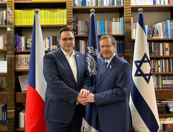 Pro Israel lackeys no longer get a free ride in UK universities as Czech FM Jan Lipavský is forced to abandon lecture at UCL, University of London. pic.twitter.com/U7HEiZOqwp— PalMedia (@PalBint) November 16, 2024