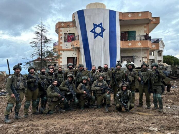 Le dernier selfie de l'unité d'élite de la Brigade Golani alors qu'ils hissaient leur drapeau terroriste sioniste sur un bâtiment du sud du Liban. Quelques instants plus tard, ils ont tous été abattus par des missiles guidés.