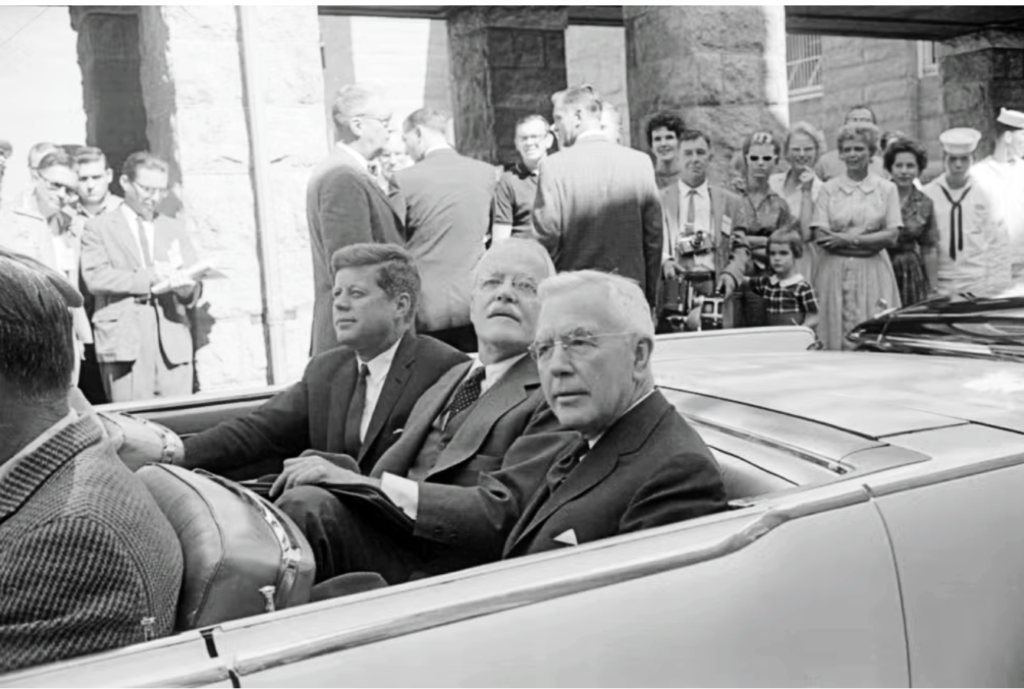 “Le 21 novembre 1963, le Président Kennedy s'est envolé pour Fort Worth, Texas, pour une apparition en campagne. Le lendemain, le 22 novembre, Kennedy sa femme et le gouverneur du Texas, John Connally, a traversé des foules encourageantes dans le centre-ville de Dallas dans un cabriolet Lincoln Continental. D'une fenêtre à l'étage du Texas School Book Depository, un ouvrier d'entrepôt de 24 ans nommé Lee Harvey Oswald, un ancien Marine avec des sympathies soviétiques, a tiré sur la voiture, frappant le président deux fois. Kennedy meurt au Dallas’ Parkland Memorial Hospital peu après à l'âge de 46 ans. Un propriétaire de boîte de nuit de Dallas, Jack Ruby, a assassiné Oswald quelques jours plus tard alors qu'il était transféré entre les prisons. La mort du président Kennedy était une tragédie nationale indicible, et à ce jour, beaucoup de gens se souviennent avec une vivacité troublante du moment exact où ils ont appris sa mort. Alors que les théories du complot ont tourbillonné depuis l'assassinat de Kennedy’s, la version officielle des événements reste la plus plausible: Oswald a agi seul Pour 65 pour cent des Américains, cela n'est pas une réponse satisfaisante. Mais savoir que les organismes de renseignement obscurcis et omis des informations de l'enquête officielle n'explique pas entièrement pourquoi c'est. Pour vraiment comprendre, vous devez plonger dans certaines des théories alternatives “” prévalentes quant à qui a tué JFK.