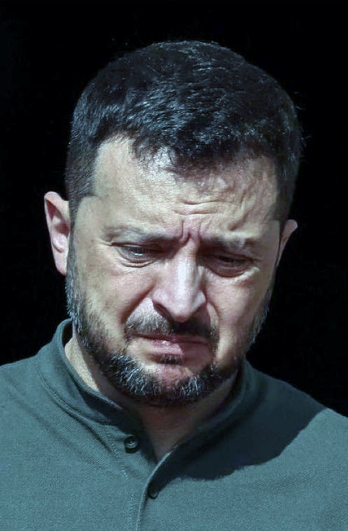 Volodymyr-Zelensky-paniqué-réclame-les-milliards-des-actifs-russes-gelés Volodymyr Zelensky, inquiet après la réélection de Donald Trump, a demandé lors d'un sommet européen que les 300 milliards d'euros d'actifs russes gelés soient remis à l'Ukraine. Il a critiqué l'Europe pour sa dépendance envers les États-Unis et son manque de résolution. Lors du sommet de la Communauté politique européenne, Volodymyr Zelensky, homme politique ukrainien dont le mandat présidentiel a pris fin en mai 2024,