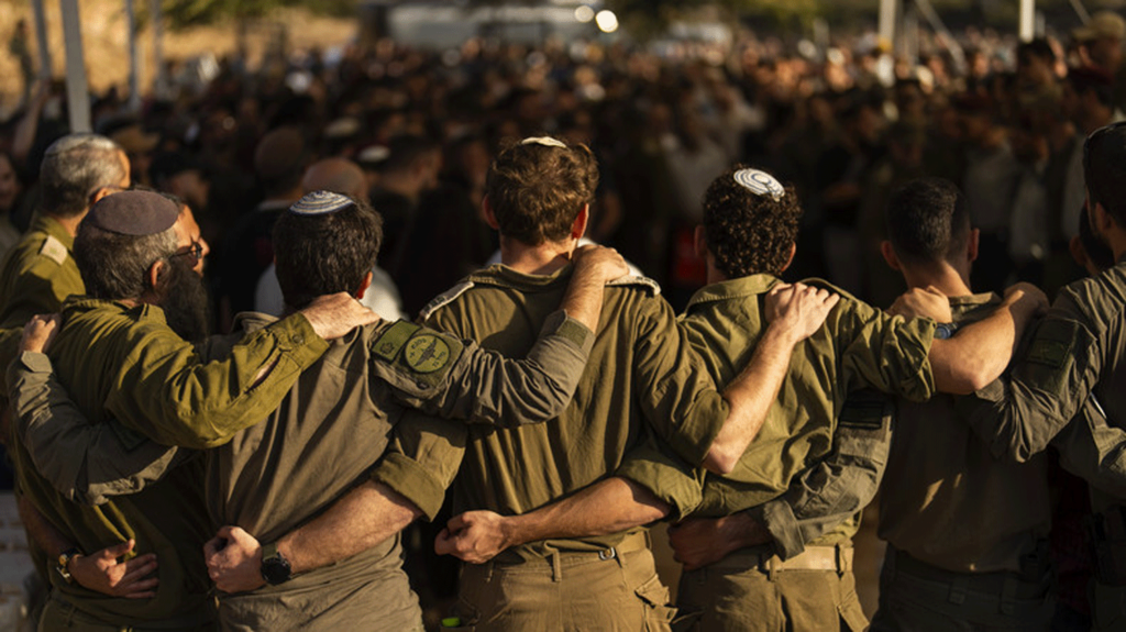 Brigandage, raillerie, les soldats israéliens filment leurs exactions au LibanDans les villages du sud du Liban bombardés par l'armée israélienne, les soldats de Tsahal n'hésitent pas à se filmer pour montrer leurs exactions. Certains d'entre eux ont même posé avec des sous-vêtements féminins trouvés dans une habitation libanaise. Lire aussi Donald Trump remporte l'élection présidentielle Dans les villages limitrophes libanais bombardés et vidés de leur population, les soldats israéliens se mettent en scène, pillant les habitants ou raillant les Libanais. Allongé nonchalamment sur le piano au milieu des ruines du salon, un soldat balance ses jambes, suivant le rythme des notes. Saisi par un élan de joie, un autre traverse la pièce en sautillant, emporté par l’excitation. Celui qui filme fredonne doucement les paroles de Bohemian Rhapsody de Queen, pendant qu'un camarade en joue la mélodie en reprenant les paroles: «Put a gun against his head, pulled my trigger, now he's dead» (j'ai mis un pistolet sur sa tête, j'ai appuyé sur la gâchette, et maintenant il est mort). Six soldats de l’armée israélienne se filment dans la villa détruite à Khiam, à environ 6km de la frontière, où de violents affrontements opposent le Hezbollah à l’armée israélienne depuis le 28 octobre dernier. La scène a indigné la toile, et en particulier Julia Ali, une Libanaise expatriée qui, à la vue de la vidéo, a tout de suite reconnu les lieux: «Voir des envahisseurs errer à travers, se moquer, toucher le piano où j’ai jadis versé mon cœur dans chaque note… J’ai l’impression qu’ils piétinent des morceaux de mon âme», a-t-elle écrit sur Instagram, le 3 novembre. Des scènes similaires à Gaza Le 2 novembre, une photo a provoqué l'ire de la toile libanaise. Un cliché du député israélien Yitzhak Kroizer trônant sur les marches d’une maison au Liban-Sud, avec un drapeau israélien et un graffiti indiquant en hébreu «Bureau du député Kroizer» sur le mur derrière lui. Une autre photo circulant massivement sur les réseaux sociaux montrait un groupe de soldats israéliens posant tout sourire dans le salon tapissé d’une maison libanaise, portant des vêtements de femmes probablement trouvés dans une armoire de la propriété. À échéance régulière, des soldats de l’armée israélienne publient, le plus souvent sur TikTok, des vidéos les montrant célébrer l’explosion de bâtiments et quartiers entiers de villages au Liban-Sud. Autant d’images qui en rappellent d'autres, diffusées de manière similaire tout au long de l'année, mais tournées à Gaza. Des scènes qui avaient là aussi suscité l'indignation.