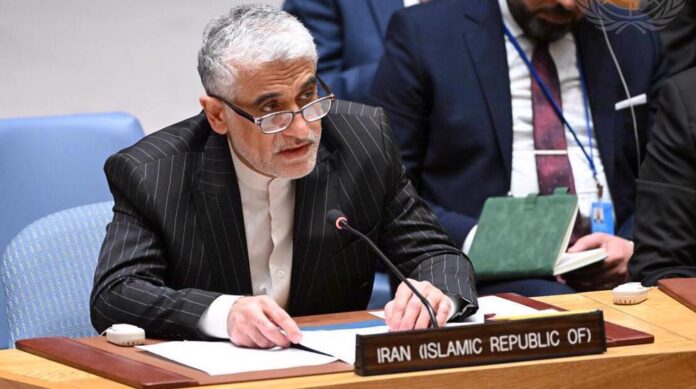 L’Iran appelle l’Assemblée générale de l'ONU à suspendre l'adhésion d’Israël L’ambassadeur et le représentant permanent de la RII auprès des Nations unies a exhorté l’Assemblée générale de l’organisation à suspendre l’adhésion du régime israélien à l’ONU en réponse aux crimes qu’il commet contre les Palestiniens, notamment l'interdiction des opérations de l'UNRWA. Amir-Saïd Iravani a tenu ces propos, ce jeudi 7 novembre, avant une réunion de l'ONU organisée pour entendre un discours sur l'Office de secours et de travaux des Nations unies pour les réfugiés de Palestine dans le Proche-Orient (UNRWA). « L'Iran appelle la communauté internationale à prendre des mesures sérieuses en réponse aux actions d'Israël et à suspendre l'adhésion d'Israël à l'Assemblée générale des Nations unies en raison de ses violations flagrantes de la Charte des Nations unies et du droit international », a-t-il réaffirmé. Iravani a évoqué la décision du régime sioniste ayant informé, lundi, les Nations unies de l'annulation de l'accord avec l’UNRWA, une mesure qui a mis fin aux actions de secours cruciales de l'organisme depuis des décennies dans les territoires occupés de la Palestine et a mis des millions de vies en danger. Il a dénoncé cette mesure comme une tentative de priver les Palestiniens de services essentiels tels que l’éducation, les soins de santé et l’aide humanitaire. « Le soutien à l’UNRWA et la protection des droits et de la sécurité des réfugiés palestiniens doivent être une priorité pour la communauté internationale », a-t-il réitéré, soulignant que l’Iran restait déterminé à soutenir l’agence humanitaire. L'émissaire de l’Iran à l’ONU a également évoqué la guerre de génocide menée par le régime israélien depuis octobre 2023 dans la bande de Gaza, où il a tué près de 43 400 Palestiniens, principalement des femmes et des enfants, et d’autres crimes de guerre et ceux contre l’humanité à l’endroit des Palestiniens. « Les actions du régime sioniste représentent de graves violations des droits de l’homme tandis que l'usage délibéré de la faim comme arme, aggrave encore la crise humanitaire et crée une situation insupportable pour le peuple palestinien », a-t-il dénoncé. Ces mesures « constituent une menace directe pour la paix et la sécurité internationales et [le régime israélien] doit être tenu responsable de ses actes », a soutenu le représentant permanent de la RII auprès des Nations unies. L’Iran appelle les pays musulmans à prendre des mesures conjoints pour mettre fin aux crimes d’Israël