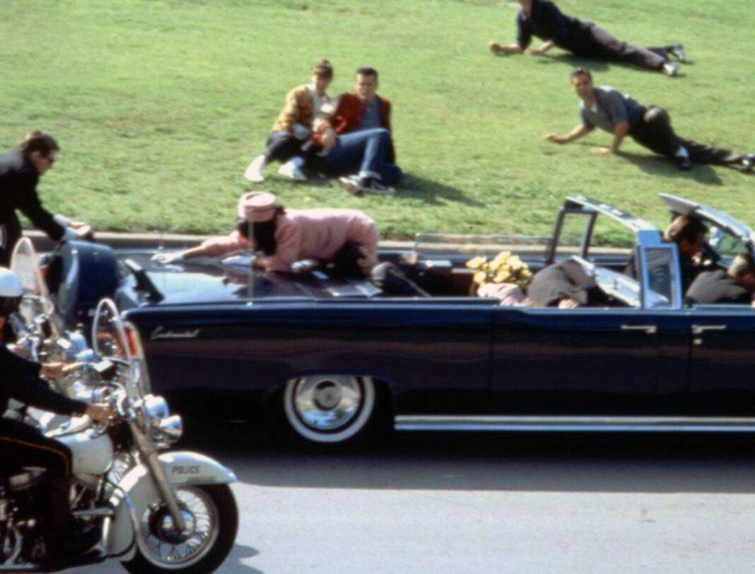kennedy JFK DALLAS, il a 61 ans aujourd'hui. Qui a fait ça ?