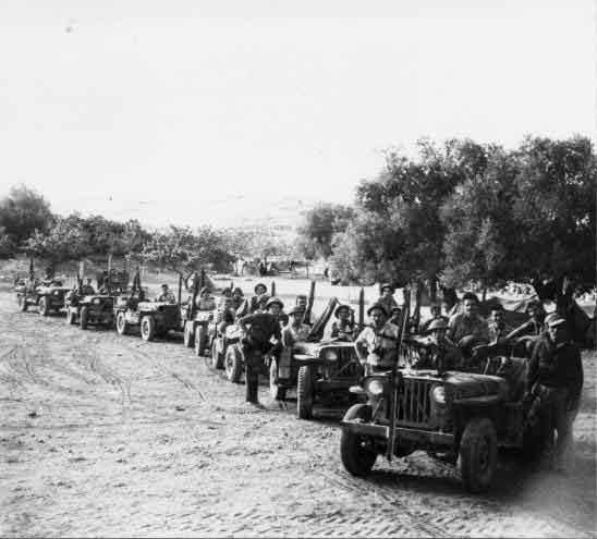 Le massacre du village d’al-Dawayima est considéré comme l’une des plus grandes atrocités de la guerre de 1948, et sans doute l’une des plus horribles. Ce massacre se distingue des autres massacres perpétrés par des groupes paramilitaires sionistes par le fait que les auteurs étaient des membres réguliers des forces armées israéliennes, dotés d’une capacité de planification opérationnelle. Al-Dawayima était l’un des plus grands villages de la région d’Hébron, et le massacre qui a suivi s’est déroulé en trois étapes distinctes : d’abord dans les maisons et les ruelles, puis dans la mosquée du village, et enfin dans une grotte.