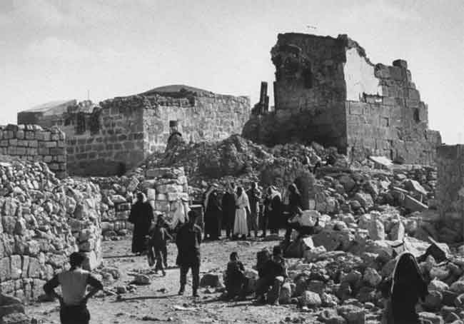 Une force de 250 à 300 soldats israéliens, sous le commandement d'Ariel Sharon, a lancé une attaque contre le village de Qibya en Cisjordanie, qui était alors sous contrôle jordanien. Cet événement tragique a entraîné la perte de vies civiles palestiniennes. Les forces israéliennes ont utilisé des explosifs pour démolir des dizaines de bâtiments dans tout le village, entraînant le massacre de plus de 69 villageois palestiniens, dont environ les deux tiers des victimes étaient des femmes et des enfants. Cette attaque dévastatrice a également entraîné la destruction de 45 maisons, d'une école et d'une mosquée.