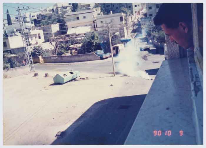 Le massacre d'Al-Aqsa, également connu sous le nom de Lundi noir, a eu lieu dans le complexe d'Al-Aqsa à Jérusalem occupée en octobre 1990, au cours de la troisième année de la première Intifada. Cet événement tragique a été provoqué par la décision d'Israël de poser la première pierre du prétendu Temple israélien, ce qui a ensuite conduit à des émeutes généralisées. Lors des affrontements qui ont suivi, les forces de sécurité israéliennes ont été responsables de la mort de 17 Palestiniens et de plus de 150 blessés.