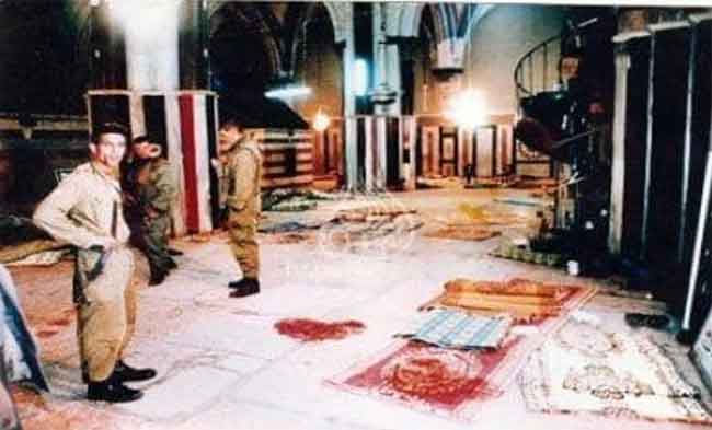 Le massacre de la mosquée Ibrahimi, survenu en février 1994, également appelé massacre du Caveau des Patriarches ou massacre d'Hébron, a été perpétré par Baruch Goldstein, un médecin américano-israélien et extrémiste associé au mouvement sioniste Kach.
Durant le mois sacré du ramadan, Goldstein a ouvert le feu avec un fusil d’assaut sur une importante congrégation de musulmans palestiniens en prière à la mosquée Ibrahimi à Hébron. Cet acte horrible a causé la mort de 29 personnes, dont certaines n’avaient que 12 ans, et a fait 125 blessés.
Cet événement odieux a immédiatement déclenché de vastes manifestations de la part des Palestiniens dans toute la Cisjordanie et, lors des affrontements qui ont suivi, 20 à 26 Palestiniens supplémentaires ont perdu la vie aux mains des forces d’occupation israéliennes.