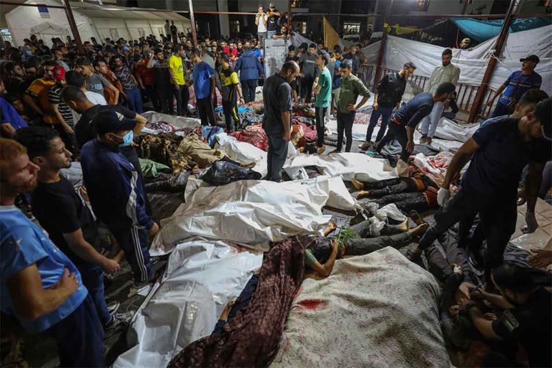 Des gens se rassemblent autour des corps de Palestiniens tués après une explosion à l'hôpital Ahli Arab dans le centre de Gaza après leur transport à l'hôpital Al-Shifa, le 17 octobre 2023. AFP
PartagerFacebookXWhatsAppTelegramLinkedIn
