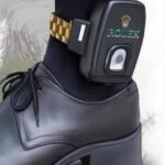 La Cour de cassation a rejeté mercredi le pourvoi de l’ancien président dans l’affaire des écoutes, rendant définitive sa condamnation à un an de prison sous bracelet électronique pour corruption et trafic d’influence. La sanction est inédite pour un ancien président de la République. Définitivement condamné à un an de prison sous bracelet électronique pour corruption et trafic d’influence dans l’affaire des écoutes «Bismuth», Nicolas Sarkozy réplique. Alors que la Cour de cassation a rejeté ce mercredi son pourvoi, l’ex-homme fort de la droite assure «assumer (ses) responsabilités». Mais dénonce un «harcèlement judiciaire», dont il promet de «faire face à toutes ses conséquences», dans une longue réaction publiée sur ses réseaux sociaux.