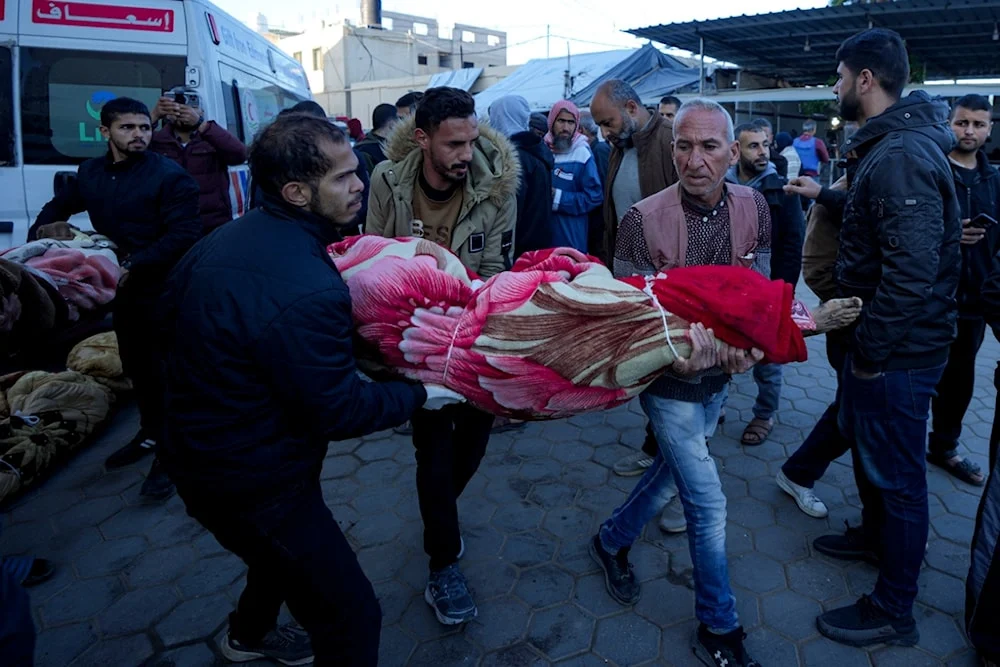 La Défense Civile de Gaza a annoncé le martyre d'au moins 15 Palestiniens et les blessures de dizaines d'autres dimanche après un raid des forces d'occupation israéliennes sur une école abritant des personnes déplacées à Beit Hanoun, dans le nord de la Bande de Gaza.
Les forces d'occupation ont pris d'assaut l'école Khalil Oweida à Beit Hanoun après un siège qui a duré des heures, accompagné de coups de feu et de tirs d'artillerie dans les environs. Cela a entraîné le meurtre et les blessures de plusieurs personnes déplacées à l'intérieur de l'école.
L'armée d'occupation israélienne femmes forcées, enfants, et les personnes âgées qui se sont réfugiées dans l'école pour fuir à nouveau vers la ville de Gaza et ont arrêté des dizaines d'hommes qui s'y sont réfugiés.
Le raid sur l'école, qui abritait environ 1 500 personnes déplacées, s'est poursuivi, malgré les corps des martyrs et des blessés dispersés sur les terrains de l'école et les routes environnantes.
La Défense Civile de Gaza a annoncé dans un communiqué qu'il y avait des corps carbonisés de victimes palestiniennes à l'intérieur de l'école.
