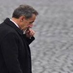 La Cour de cassation a rejeté mercredi le pourvoi de l’ancien président dans l’affaire des écoutes, rendant définitive sa condamnation à un an de prison sous bracelet électronique pour corruption et trafic d’influence. La sanction est inédite pour un ancien président de la République. Définitivement condamné à un an de prison sous bracelet électronique pour corruption et trafic d’influence dans l’affaire des écoutes «Bismuth», Nicolas Sarkozy réplique. Alors que la Cour de cassation a rejeté ce mercredi son pourvoi, l’ex-homme fort de la droite assure «assumer (ses) responsabilités». Mais dénonce un «harcèlement judiciaire», dont il promet de «faire face à toutes ses conséquences», dans une longue réaction publiée sur ses réseaux sociaux.