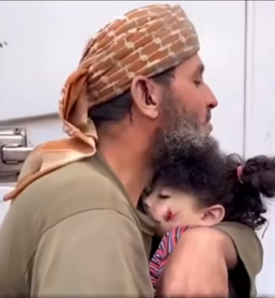 Lors d’un raid israélien visant un rassemblement de citoyens à l’ouest du camp de Nuseirat, deux Palestiniens ont été martyrisés et d’autres ont été blessés, dont Abu Diya Khaled Nabhan, connu pour sa phrase poignante « l’esprit de l’âme ».