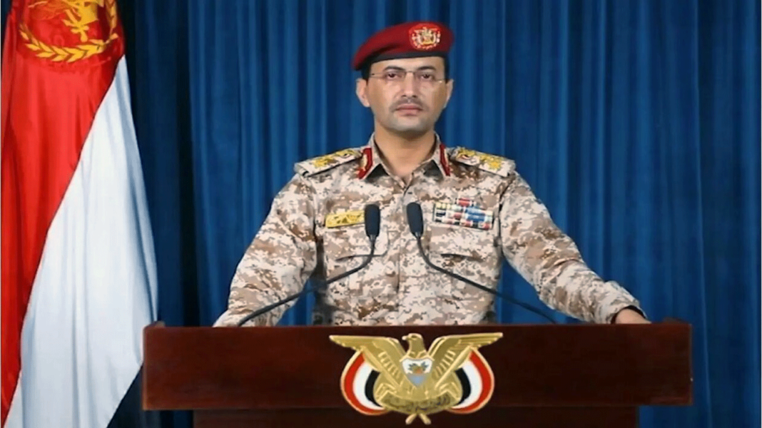 houthiste Le porte-parole des "Houthis" Yahya Saree a confirmé dans un communiqué que le missile excessif sur Tel Aviv avait précisément atteint sa cible, les systèmes d'intercepteurs israéliens n'ayant pas réussi à y remédier. Il a ajouté: "Avec le processus qualitatif de Jaffa, nous saluons notre peuple qui est allé sur les places et les places, soulignant la confrontation et le défi de l'ennemi. J'ai également salué les moudjahidines de Gaza et leurs opérations héroïques continues contre l'ennemi, et nous confirmons la continuité de leur soutien jusqu'à la cessation de l'agression et la levée du siège. Les "Houthis" ont expliqué que leur opération à Tel Aviv "est une victoire pour les oppresseurs et les efforts du peuple palestinien et dans la cinquième étape du soutien de la Palestine." Et durant les dernières heures, L'armée israélienne a annoncé Il n'a pas réussi à intercepter un missile tiré depuis le Yémen et a atterri à Tel Aviv, au milieu des rapports faisant état d'un grand nombre de victimes. Dans une brève déclaration sur la plate-forme "X", le porte-parole de l'armée israélienne a déclaré: "Après qu'un missile ait été tiré du Yémen et que des avertissements aient été activés dans le centre d'Israël, des interceptions infructueuses ont été faites pour déterminer la zone de sa chute. Les détails sont encore en cours de vérification. " Pour sa part, l'étoile rouge de David a rapporté que 16 personnes ont été blessées par des éclats de verre après l'attaque au missile balistique du Yémen, elles ont été transférées dans les hôpitaux de Wolfson et d'Ikhilov, et 14 autres personnes ont été blessées sur le chemin de la zone protégée et 7 cas de traumatisme psychologique ont été identifiés. Hier, vendredi, le groupe yéménite Ansar Allah Houthi a annoncé qu'il avait mené deux opérations militaires avec un certain nombre d'avions volant contre des "cibles vitales" dans le sud et le centre d'Israël, dont l'un était en conjonction avec un groupe armé irakien. Jeudi, le groupe yéménite a annoncé la mise en œuvre de 3 opérations militaires sur des sites israéliens, en conjonction avec les raids d'Israël sur Sanaa et Al Hudaydah.