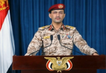 ANSAR ALLAH AU YÉMEN se joint à la GUERRE DE L’IRAN contre les États-Unis et Israël « Ce combat est celui de toute la Oumma ! » Les Houthis ont juré de prendre pour cible tout navire américain naviguant dans leurs eaux Le porte-parole des "Houthis" Yahya Saree a confirmé dans un communiqué que le missile excessif sur Tel Aviv avait précisément atteint sa cible, les systèmes d'intercepteurs israéliens n'ayant pas réussi à y remédier. Il a ajouté: "Avec le processus qualitatif de Jaffa, nous saluons notre peuple qui est allé sur les places et les places, soulignant la confrontation et le défi de l'ennemi. J'ai également salué les moudjahidines de Gaza et leurs opérations héroïques continues contre l'ennemi, et nous confirmons la continuité de leur soutien jusqu'à la cessation de l'agression et la levée du siège. Les "Houthis" ont expliqué que leur opération à Tel Aviv "est une victoire pour les oppresseurs et les efforts du peuple palestinien et dans la cinquième étape du soutien de la Palestine." Et durant les dernières heures, L'armée israélienne a annoncé Il n'a pas réussi à intercepter un missile tiré depuis le Yémen et a atterri à Tel Aviv, au milieu des rapports faisant état d'un grand nombre de victimes. Dans une brève déclaration sur la plate-forme "X", le porte-parole de l'armée israélienne a déclaré: "Après qu'un missile ait été tiré du Yémen et que des avertissements aient été activés dans le centre d'Israël, des interceptions infructueuses ont été faites pour déterminer la zone de sa chute. Les détails sont encore en cours de vérification. " Pour sa part, l'étoile rouge de David a rapporté que 16 personnes ont été blessées par des éclats de verre après l'attaque au missile balistique du Yémen, elles ont été transférées dans les hôpitaux de Wolfson et d'Ikhilov, et 14 autres personnes ont été blessées sur le chemin de la zone protégée et 7 cas de traumatisme psychologique ont été identifiés. Hier, vendredi, le groupe yéménite Ansar Allah Houthi a annoncé qu'il avait mené deux opérations militaires avec un certain nombre d'avions volant contre des "cibles vitales" dans le sud et le centre d'Israël, dont l'un était en conjonction avec un groupe armé irakien. Jeudi, le groupe yéménite a annoncé la mise en œuvre de 3 opérations militaires sur des sites israéliens, en conjonction avec les raids d'Israël sur Sanaa et Al Hudaydah.