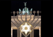 Un agent israélien menace d’assassiner tout politicien occidental qui ne soutient pas Israël. Mais les gens pensent toujours que nous ne sommes pas complètement sous l’emprise du sionisme. Regardez ça, les gars... Voici comment Berlin célèbre Noël ! La porte de Brandebourg était décorée de ces magnifiques décorations de « Noël ».