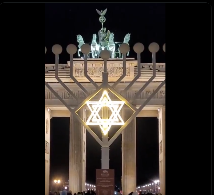 Regardez ça, les gars... Voici comment Berlin célèbre Noël ! La porte de Brandebourg était décorée de ces magnifiques décorations de « Noël ».