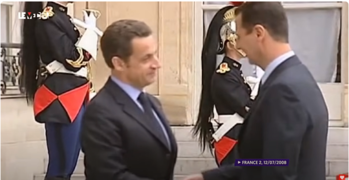 Sarkozy La trahison de Bachar El-Assad Là-bas, Rami El-Obeidi, ancien responsable des relations avec les agences de renseignements étrangères pour le compte du Conseil national de transition jusqu’à mi-2011, nous a révélé comment l’OTAN avait pu localiser la cachette de Kadhafi après la libération de Tripoli par les révolutionnaires entre le 20 et le 23 août 2011. “À l’époque, on pensait qu’il s’était enfui dans le désert, en direction de la frontière sud de la Libye”, explique Obeidi. Mais en réalité, il s’était réfugié dans son fief de Syrte avec son fils, Mutassim, qui dirigeait les dernières troupes encore en état de combattre. Obeidi ajoute : “Là, le raïs a essayé de communiquer, grâce à son téléphone satellite Iridium, avec certains de ses fidèles qui avaient trouvé refuge auprès de Bachar El-Assad, en Syrie. Parmi eux, il y avait notamment son disciple chargé de la propagande télévisée, Youssef Shakir. Et c’est justement le chef d’État syrien qui a transmis le numéro de téléphone satellitaire de Kadhafi aux services secrets français.” La raison ? “En échange, Assad aurait obtenu de Paris la promesse de limiter les pressions internationales sur la Syrie en vue de faire cesser la répression contre le peuple en révolte.” Localiser le téléphone satellite et son propriétaire aurait ensuite été un jeu d’enfant pour les experts de l’OTAN. Si cette thèse venait à être confirmée, nous pourrions en déduire que ce fut la première étape vers la fin tragique du dictateur, quelques semaines plus tard.