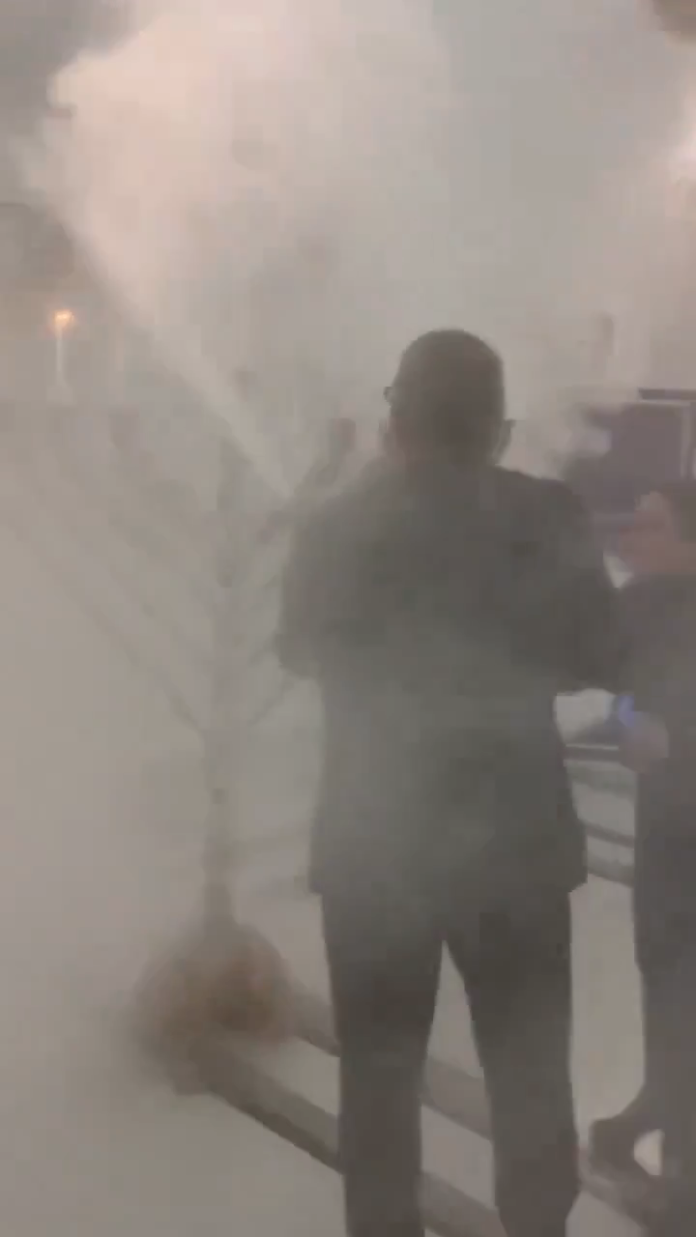 Retour au légendaire député polonais Grzegorz Braun ( @GrzegorzBraun_ ) qui a gâché la fête des partisans du génocide et éteint la ménorah de Hanoukka du parlement avec un extincteur. Véritable héros. Retour au légendaire député polonais Grzegorz Braun ( @GrzegorzBraun_ ) qui a gâché la fête des partisans du génocide et éteint la ménorah de Hanoukka du parlement avec un extincteur. Véritable héros.